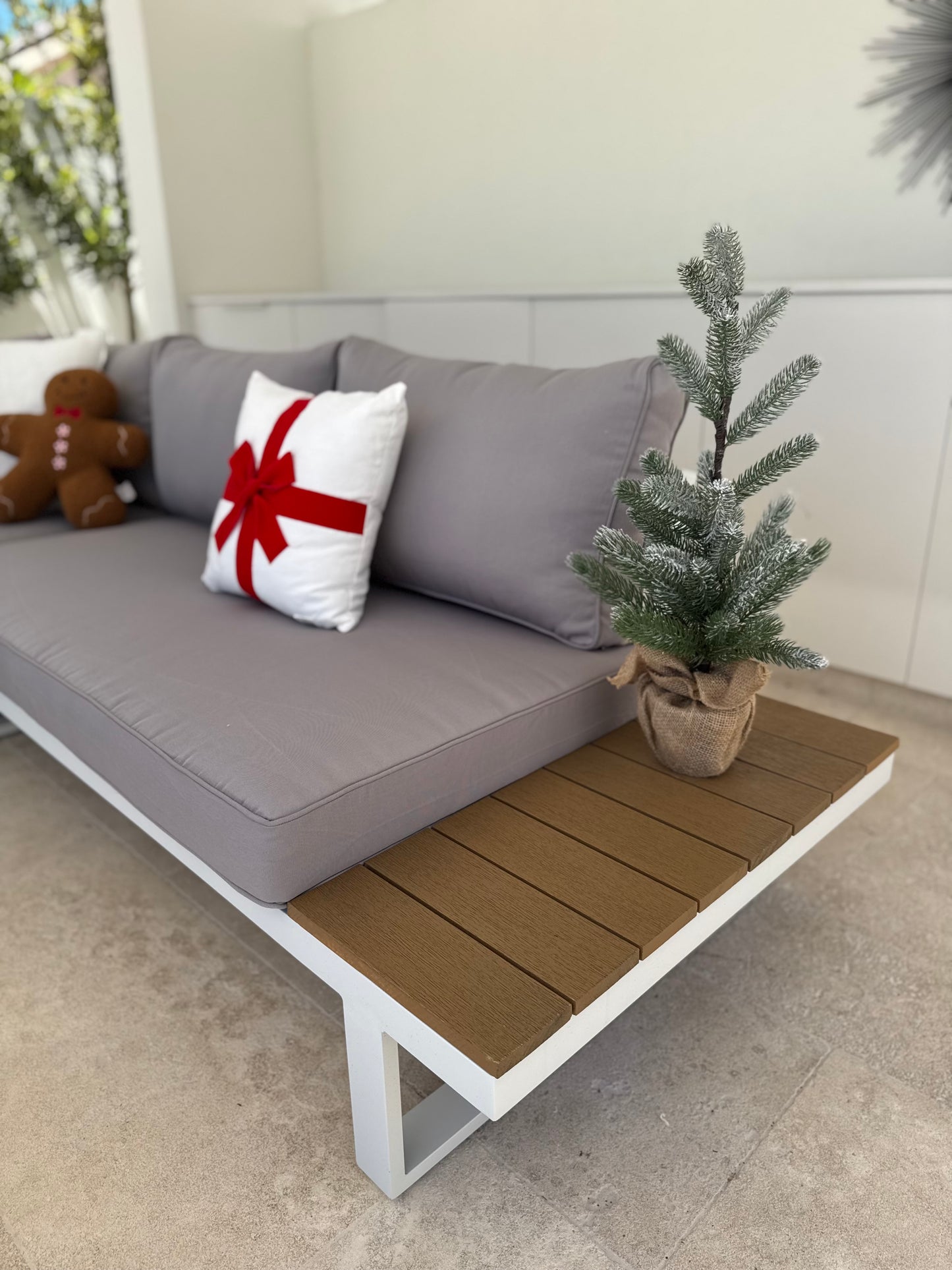 Ella aluminium outdoor lounge & coffee table