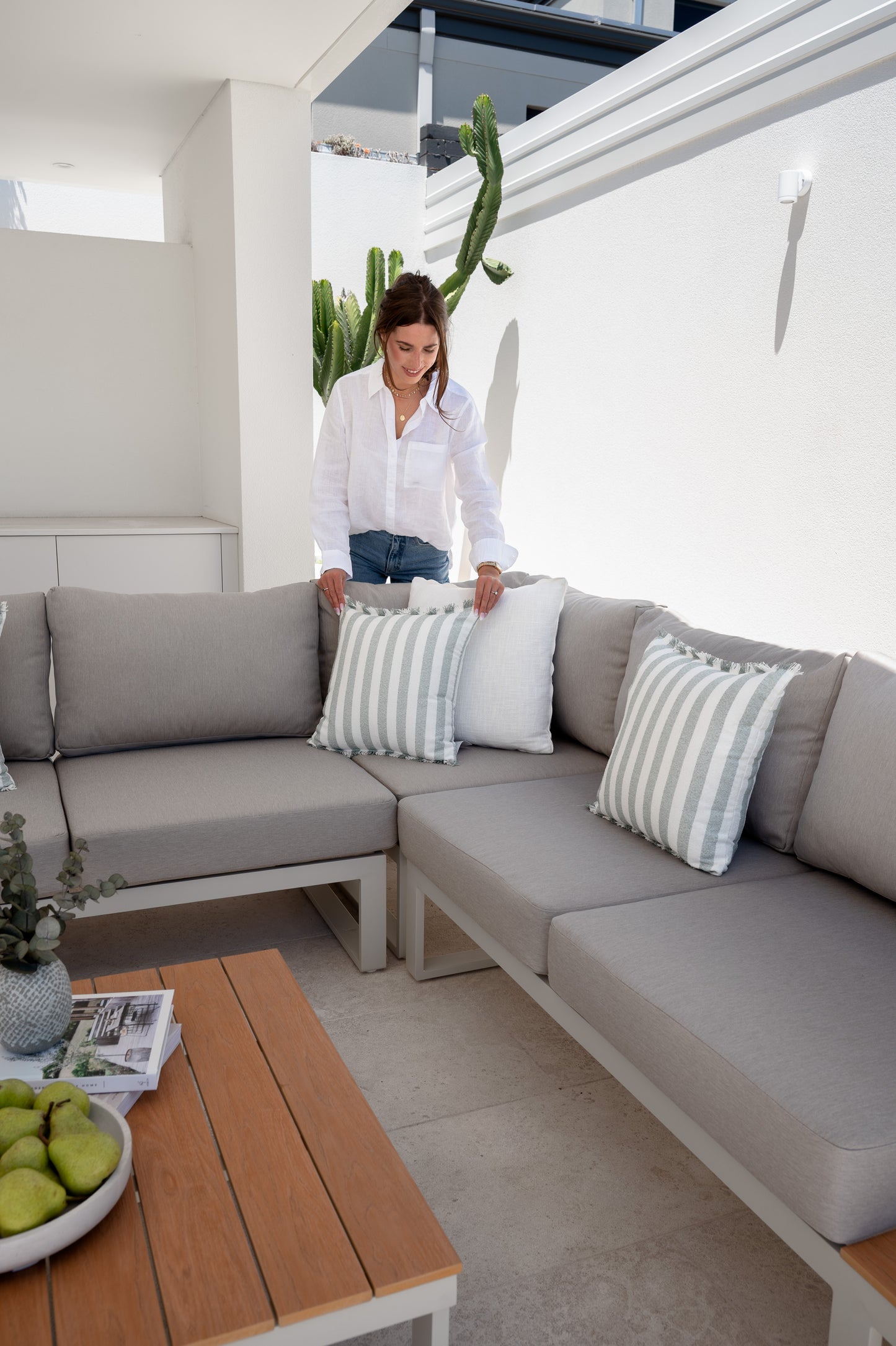 Outdoor Modular Lounge Set with Coffee Table – Aluminium Frame – Warm White – Theodore